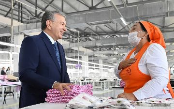 «Если у женщины есть работа и у нее хорошее настроение, ее семья будет счастливой», — Шавкат Мирзиёев посетил новое швейно-трикотажное предприятие в Андижане