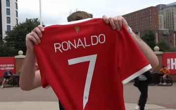 «Манчестер Юнайтед» за 12 часов продал именные футболки Роналду на 45 миллионов долларов