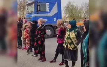 Группа женщин из Бухарской области устроила акцию протеста на дороге: они устали от отсутствия газа и света - видео