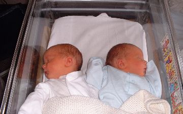 Женщина родила близнецов с разницей в 15 минут в разные годы