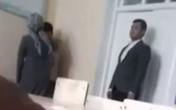 В Самарканде учительница избила школьника, долго разговаривавшего по телефону — видео