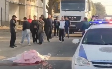Под Ташкентом ехавший задним ходом грузовик сбил насмерть пешехода — видео