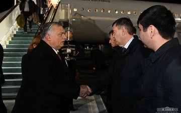 Премьер Венгрии Орбан прилетел в Самарканд