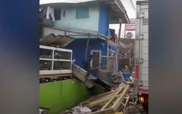 В Индонезии из-за сильного землетрясения погибли 44 человека — видео
