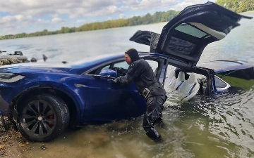 Мужчина продал утонувшую в реке Tesla Model X за $24 000