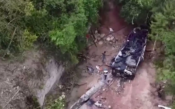 В Мексике переполненный автобус упал в овраг, погибли 29 человек (видео)