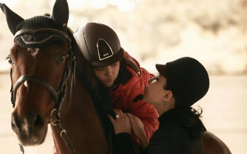 Диора Усманова рассказала, как ее старшая дочь получила переломы, упав с лошади