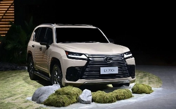 Новый Lexus LX 700h показали вживую