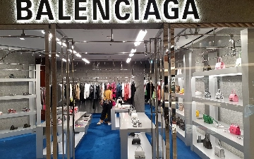 Balenciaga представила мужскую сумку в виде мятого пакета