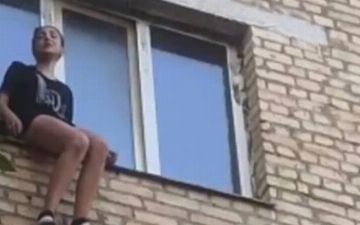 Жительница Яшнабадского района упала с четвертого этажа горящей многоэтажки - видео
