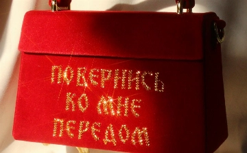 Скандал в мире моды: российский дизайнер обвинила Schiaparelli в плагиате ее сумок