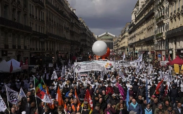 Французы устроили 12-ю акцию протеста против пенсионной реформы (видео)