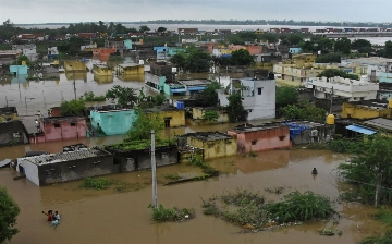 Число жертв наводнений в Индии превысило 90