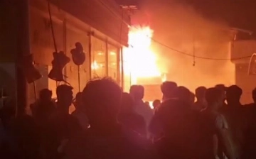 В Коканде произошел крупный пожар на рынке: его тушат 10 спасательных экипажей (видео)