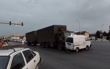 В Самарканде грузовик с отказавшими тормозами влетел в «легковушки»