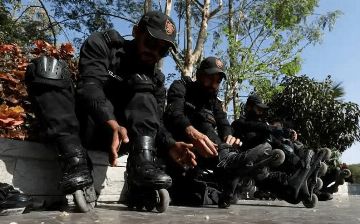 Пакистанских полицейских оснастили роликами для борьбы с уличной преступностью