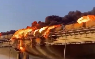Крымский мост загорелся и частично разрушился — видео 