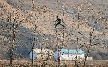 Cеверокорейский перебежчик рассказал, что был гимнастом и смог перепрыгнуть трехметровый забор на границе с Южной Кореей