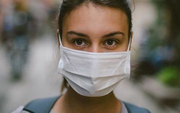 Пандемия изменила психологию человечества: узнайте, почему люди в масках кажутся нам привлекательнее