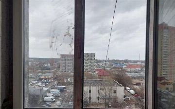 В Казахстане мать с тремя малолетними детьми выбросились из окна девятого этажа: все погибли