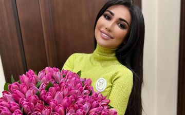 Мунисе Ризаевой подарили цветы, потому что в ее Instagram давно не было фотографий букетов — видео