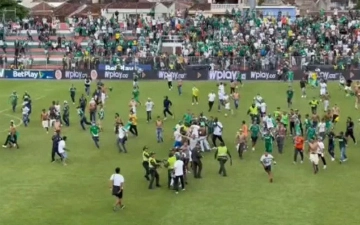 В Колумбии почти 1,5 тысячи фанатов выбежали на поле и напали на футболистов — видео