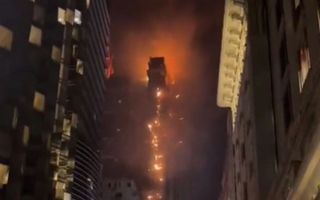 В Гонконге загорелся 42-этажный небоскреб (видео)