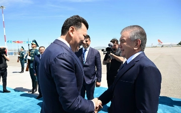 Как президента Узбекистана встретили в Туркестане