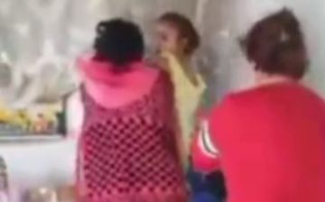Жительница Самарканда избила свою мать — видео