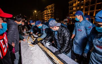 Oqtepa Lavash приготовили рекордный 50-метровый тандыр-лаваш в рамках благотворительной акции