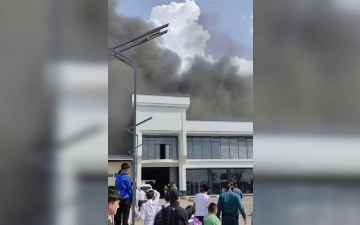 На одном из складов Ташкента произошел крупный пожар (видео)