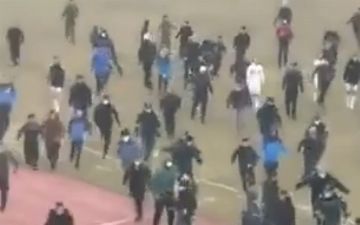 В Фергане во время футбольного матча Нефтчи-Турон разъяренные болельщики и игроки жестоко избили судей