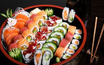 Ученые рассказали, кому категорически нельзя есть суши и роллы