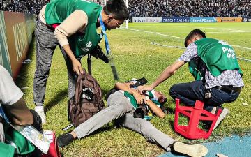 Фанаты забросали камнями фотографа и оператора в матче Узбекистан-Ирак — фото