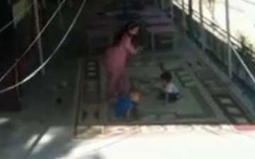Под Ташкентом воспитательница детсада избила тапкой мальчиков (видео)