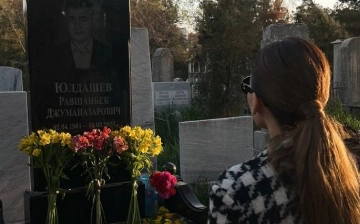«Прошло 4 года»: певица Лола Юлдашева посетила могилу отца