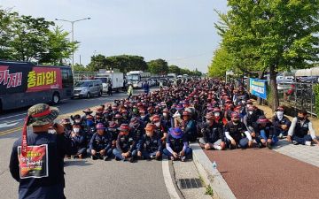 В Южной Корее дальнобойщики, недовольные ростом топлива, устроили забастовку