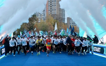 Ко Дню принятия государственного флага Узбекистана состоялся массовый спортивный забег Yangi Nafas