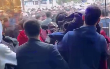 В Ташкенте толпа людей собралась у магазина в надежде на бесплатную одежду