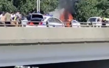 На мосту «Новза» загорелся автомобиль ДПС — видео