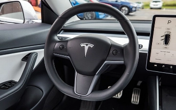 Круглый руль на Tesla вызвал гигантский ажиотаж