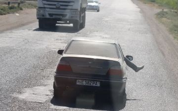 Когда слишком тесно: в Кашкадарьинской области оштрафовали водителя, чей пассажир высунул ногу из окна машины