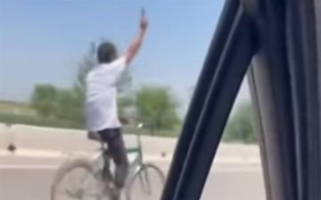 В Сырдарье работники кластера перекрыли международную дорогу на велосипедах - видео