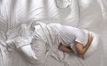 Нужно ли оставаться в постели при бессоннице?