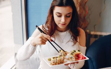 Девушка объелась суши и загремела в больницу — рассказываем, почему
