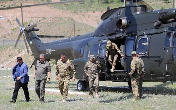 Главы СГБ и ГКНБ осмотрели на вертолете неописанный участок кыргызско-узбекской границы