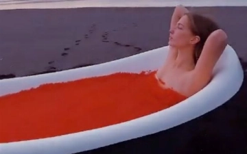 Россиянку захейтили за ролик, в котором она принимает ванну с икрой – видео