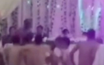 На узбекской свадьбе полуголые друзья жениха устроили танцы – видео