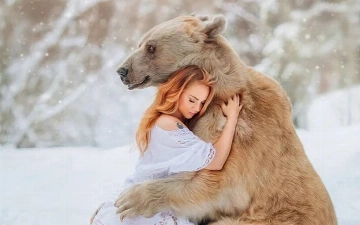 «Бедный медведь»: МакSим раскритиковали за фото с диким животным