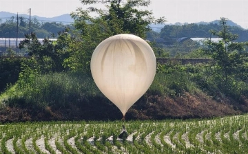КНДР отправила в Южную Корею свыше 200 воздушных шаров с мусором и навозом